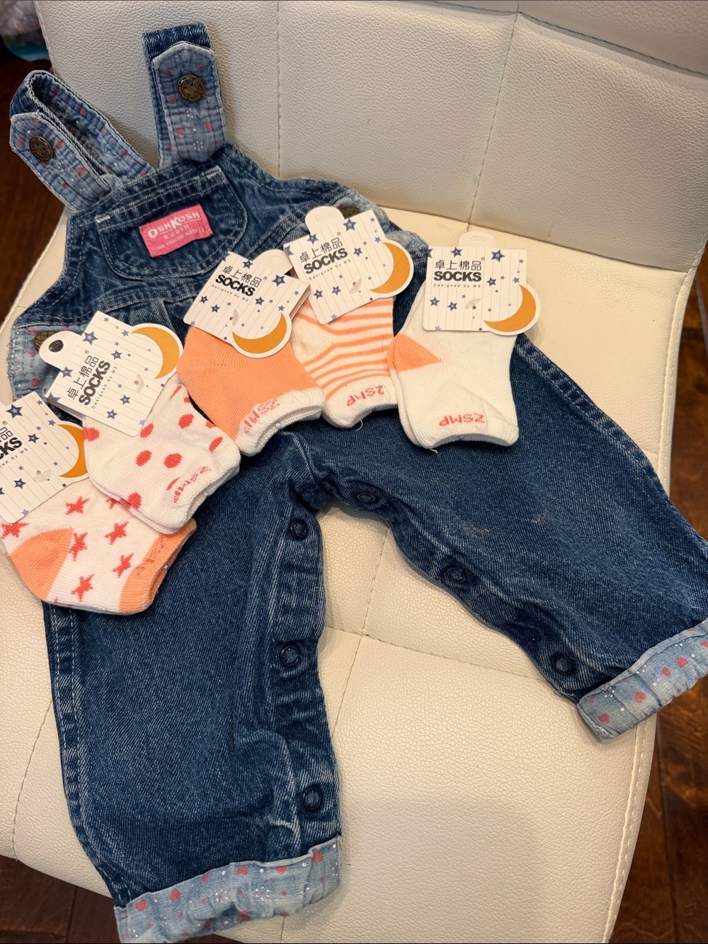 🚼🚼🚼3 for 12$🚼🚼🚼OshKosh B'gosh Denim Overalls/Sock Bundle-3/6 months